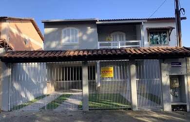 Imagem: A casa possui 3 Dormitórios, 2 Banheiros, 2 Vagas na garagem