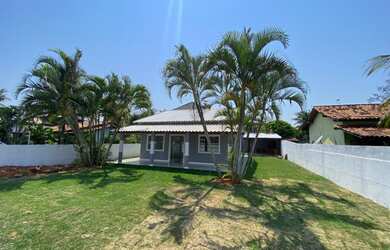 Imagem: A casa possui 3 Dormitórios, 3 Banheiros, 4 Vagas na garagem