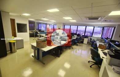 Imagem: O depósito possui 5 Vagas na garagem e 700m² de Área e está