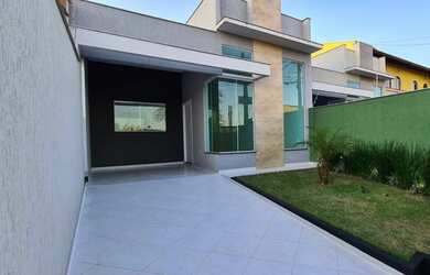 Imagem: A casa possui 3 Dormitórios, 2 Banheiros, 2 Vagas na garagem