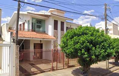 Imagem: A casa possui 3 Dormitórios, 3 Banheiros, 4 Vagas na garagem