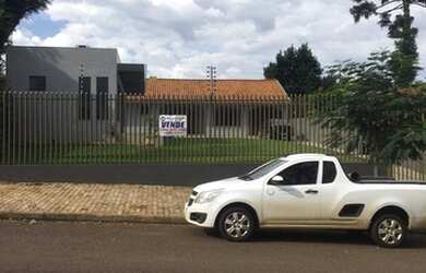 Imagem: A casa possui 2 Dormitórios, 1 Banheiro, 2 Vagas na garagem