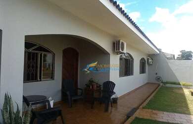 Imagem: A casa possui 3 Dormitórios, 3 Banheiros, 4 Vagas na garagem