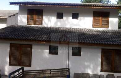 Imagem: A casa possui 4 Dormitórios, 3 Banheiros, 4 Vagas na garagem