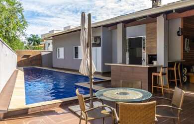 Imagem: A casa em condomínio possui 4 Dormitórios, 5 Banheiros, 3