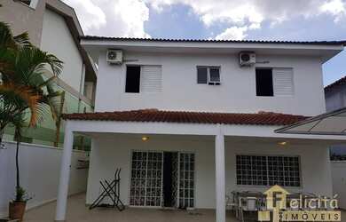 Imagem: A casa possui 4 Dormitórios, 4 Banheiros, 5 Vagas na garagem