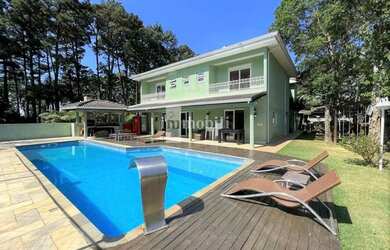 Imagem: A casa possui 4 Dormitórios, 5 Banheiros, 4 Vagas na garagem