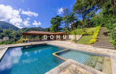 Imagem: A casa possui 5 Dormitórios, 5 Banheiros, 4 Vagas na garagem