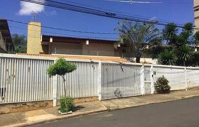 Imagem: O depósito possui 5 Vagas na garagem e 562m² de Área e está