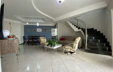 Imagem: A casa possui 5 Dormitórios, 4 Banheiros, 2 Vagas na garagem