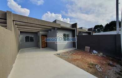 Imagem: A casa possui 3 Dormitórios, 1 Banheiro, 2 Vagas na garagem