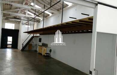 Imagem: O depósito possui 4 Vagas na garagem, 200m² de Área e está