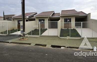 Imagem: A casa possui 3 Dormitórios, 2 Banheiros, 3 Vagas na garagem