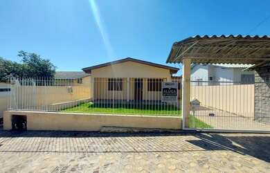 Imagem: A casa possui 2 Dormitórios, 2 Banheiros, 2 Vagas na garagem