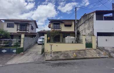 Imagem: A casa possui 4 Dormitórios, 2 Banheiros, 2 Vagas na garagem