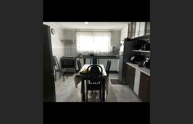 Imagem: A casa em condomínio possui 4 Dormitórios, 5 Banheiros, 3