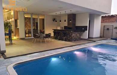 Imagem: A casa possui 3 Dormitórios, 5 Banheiros, 2 Vagas na garagem