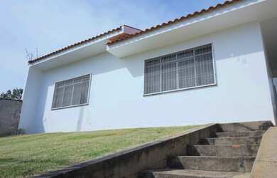 Imagem: A casa possui 3 Dormitórios, 2 Banheiros, 137m² de Área e