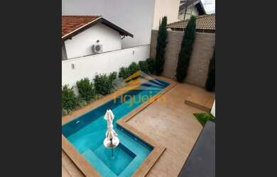 Imagem: A casa possui 3 Dormitórios, 5 Banheiros, 3 Vagas na garagem