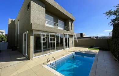 Imagem: A casa em condomínio possui 4 Dormitórios, 5 Banheiros, 4