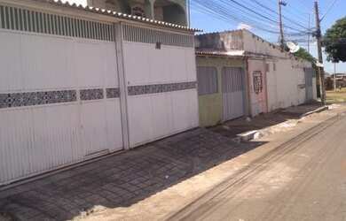 Imagem: A casa possui 3 Dormitórios, 2 Banheiros, 2 Vagas na garagem