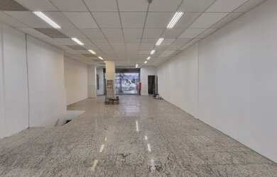 Imagem: O depósito possui 2 Vagas na garagem e 400m² de Área e está