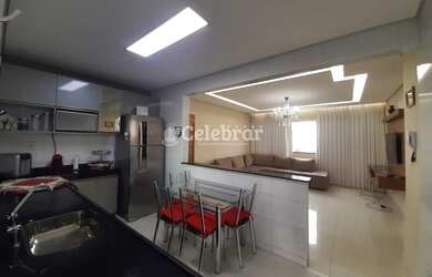 Imagem: O apartamento possui 3 Dormitórios, 1 Banheiro, 2 Vagas na