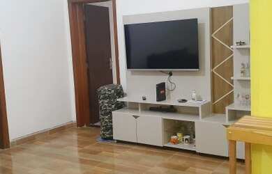 Imagem: A casa possui 3 Dormitórios, 2 Banheiros, 2 Vagas na garagem