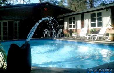 Imagem: A casa possui 4 Dormitórios, 4 Banheiros, 5 Vagas na garagem