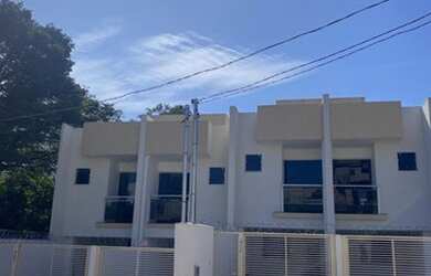 Imagem: A casa possui 3 Dormitórios, 1 Banheiro, 2 Vagas na garagem