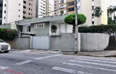 Imagem: A casa possui 3 Dormitórios, 2 Banheiros, 4 Vagas na garagem