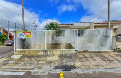 Imagem: A casa em condomínio possui 3 Dormitórios, 1 Banheiro, 4 Vagas