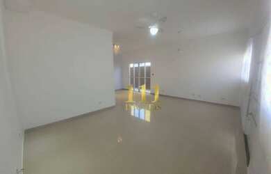 Imagem: A casa em condomínio possui 3 Dormitórios, 2 Banheiros, 4