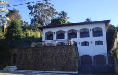 Imagem: A casa possui 5 Dormitórios, 3 Banheiros, 4 Vagas na garagem