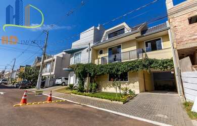 Imagem: A casa possui 3 Dormitórios, 3 Banheiros, 3 Vagas na garagem