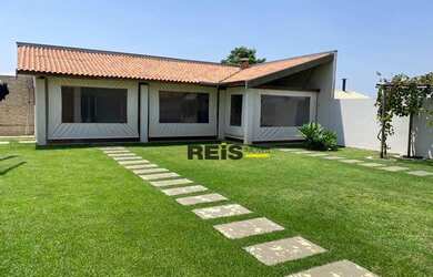 Imagem: A casa possui 3 Dormitórios, 4 Banheiros, 5 Vagas na garagem