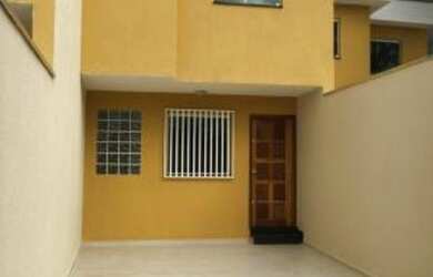 Imagem: A casa possui 2 Dormitórios, 2 Banheiros, 2 Vagas na garagem