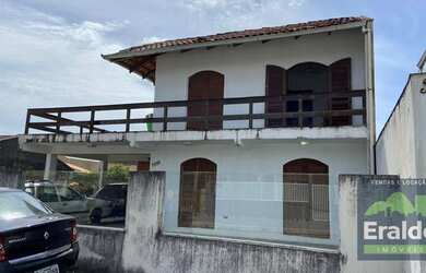 Imagem: A casa possui 3 Dormitórios, 2 Banheiros, 4 Vagas na garagem