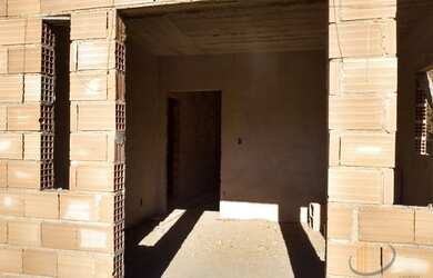 Imagem: A casa possui 2 Dormitórios, 1 Banheiro, 2 Vagas na garagem