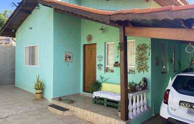 Imagem: A casa possui 2 Dormitórios, 1 Banheiro, 2 Vagas na garagem