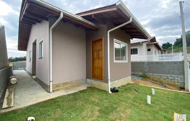 Imagem: A casa possui 2 Dormitórios, 1 Banheiro, 3 Vagas na garagem