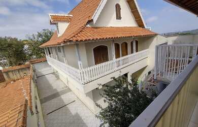 Imagem: A casa possui 5 Dormitórios, 4 Banheiros, 5 Vagas na garagem