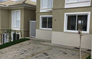 Imagem: A casa possui 3 Dormitórios, 2 Banheiros, 2 Vagas na garagem