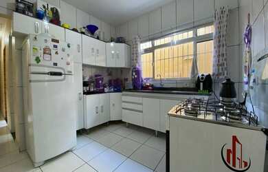 Imagem: A casa possui 2 Dormitórios, 1 Banheiro, 2 Vagas na garagem