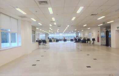 Imagem: O depósito possui 5 Vagas na garagem, 1.400m² de Área e