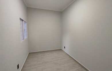 Imagem: A casa possui 3 Dormitórios, 2 Banheiros, 2 Vagas na garagem