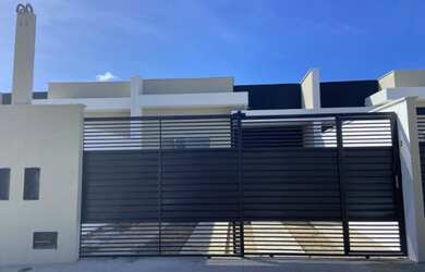 Imagem: A casa possui 3 Dormitórios, 2 Banheiros, 2 Vagas na garagem