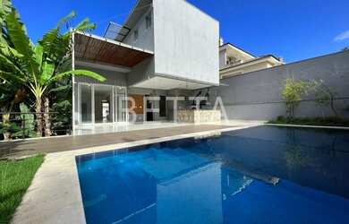 Imagem: A casa em condomínio possui 4 Dormitórios, 5 Banheiros, 4