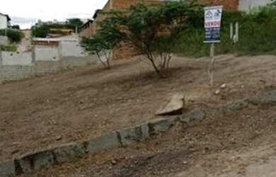 Imagem: O terreno possui 300m² de Área e está localizado em Porta