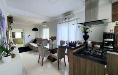 Imagem: A casa possui 3 Dormitórios, 3 Banheiros, 4 Vagas na garagem